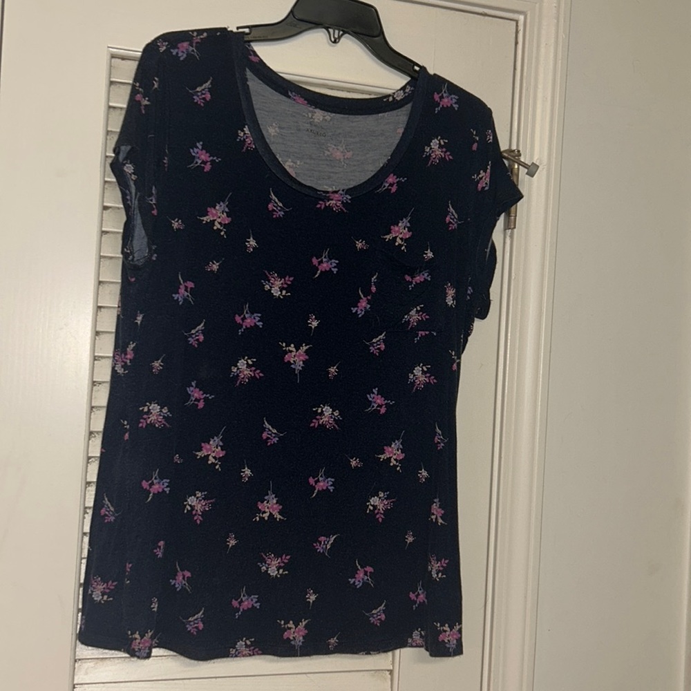Women’s XXL shirt.